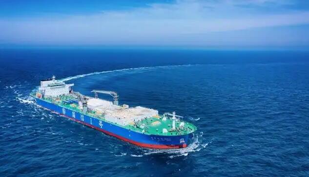 全球首艘10萬噸級智慧漁業大型工船在青島交付