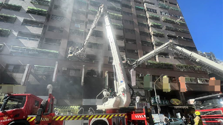 台高雄三民區住宅大樓發生火警 1男子當場無呼吸心跳
