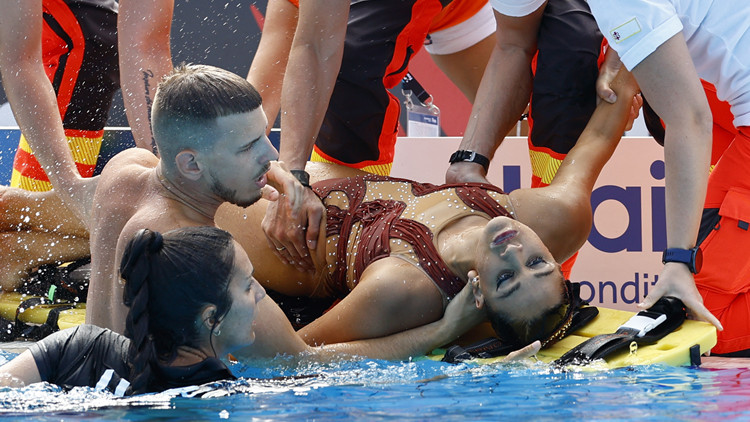 世錦賽驚魂一幕：美國花游女將泳池昏厥沉入水底
