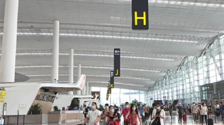 廣州白雲機場單日接送旅客超10萬人次 將迎暑期出遊熱