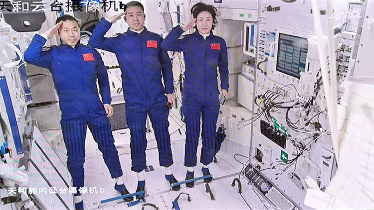 「神十四」航天員乘組在軌滿月 正巡檢測試艙外航天服