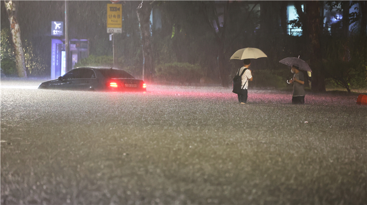 韓國暴雨已導致13人死亡包括2名中國公民 6人失蹤