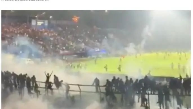 印尼一足球比賽後發生騷亂和踩踏事件 已致上百人死亡