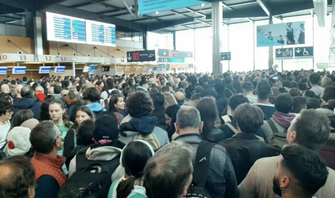 比利時沙勒羅瓦機場突發罷工 大量旅客滯留