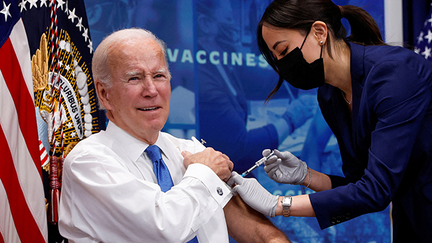 拜登接種新冠疫苗加強針 警告美國疫情入冬後或惡化