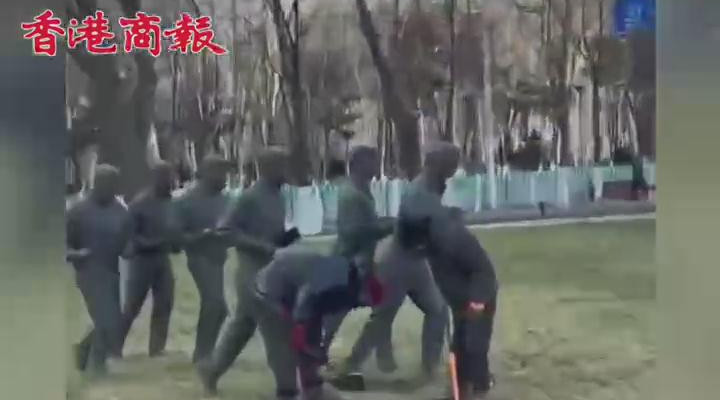 有片丨涉嫌嚴重違法 前國足球員李鐵雕像被拆除