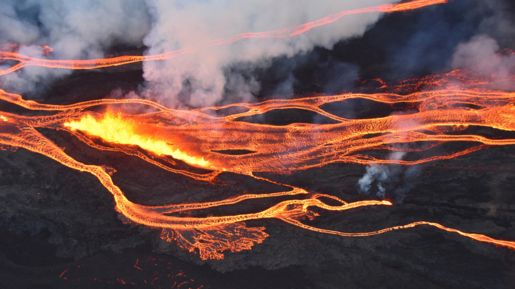 圖集｜時隔38年  美國夏威夷冒納羅亞火山再次噴發 