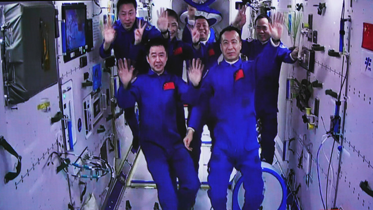 中國航天員乘組完成首次在軌交接 神十四乘組將於12月4日返回