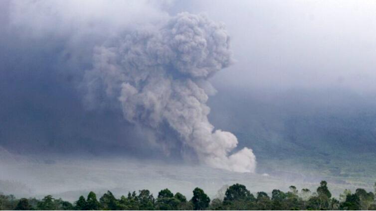 印尼塞梅魯火山大爆發 濃煙捲逾萬米高空