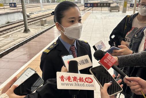 有片｜從香港到深圳北的首趟高鐵入站 記者採訪值班站長