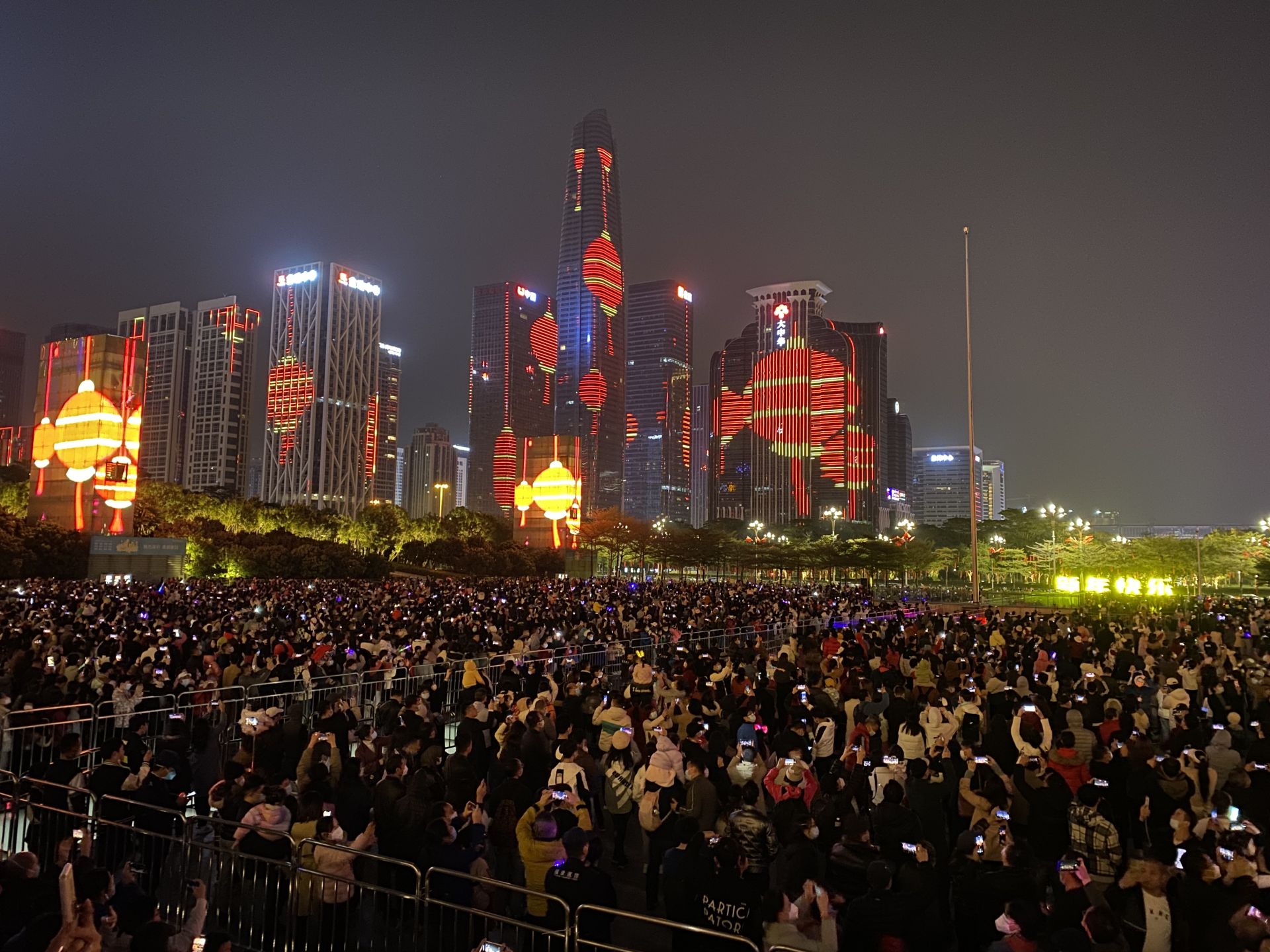 深圳燈光秀回來了！春節儀式感引市民遊客頻點讚