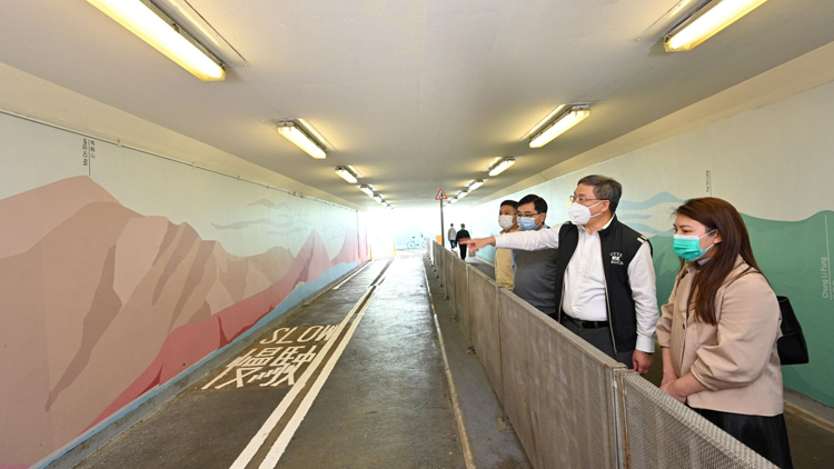 卓永興視察行人隧道風景繪畫 輕快筆觸盡顯公務人員服務心