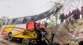 孟加拉國一公交車墜入溝渠 已致19人死亡