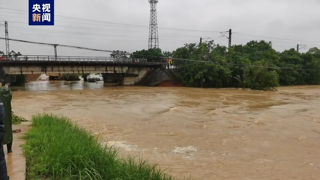 江西一地4個村莊被淹 緊急救援中