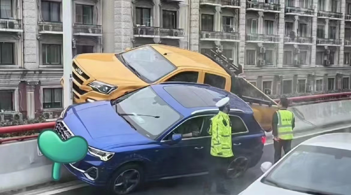 上海交警通報兩車高架上「鬥氣」：兩駕駛員已被控制