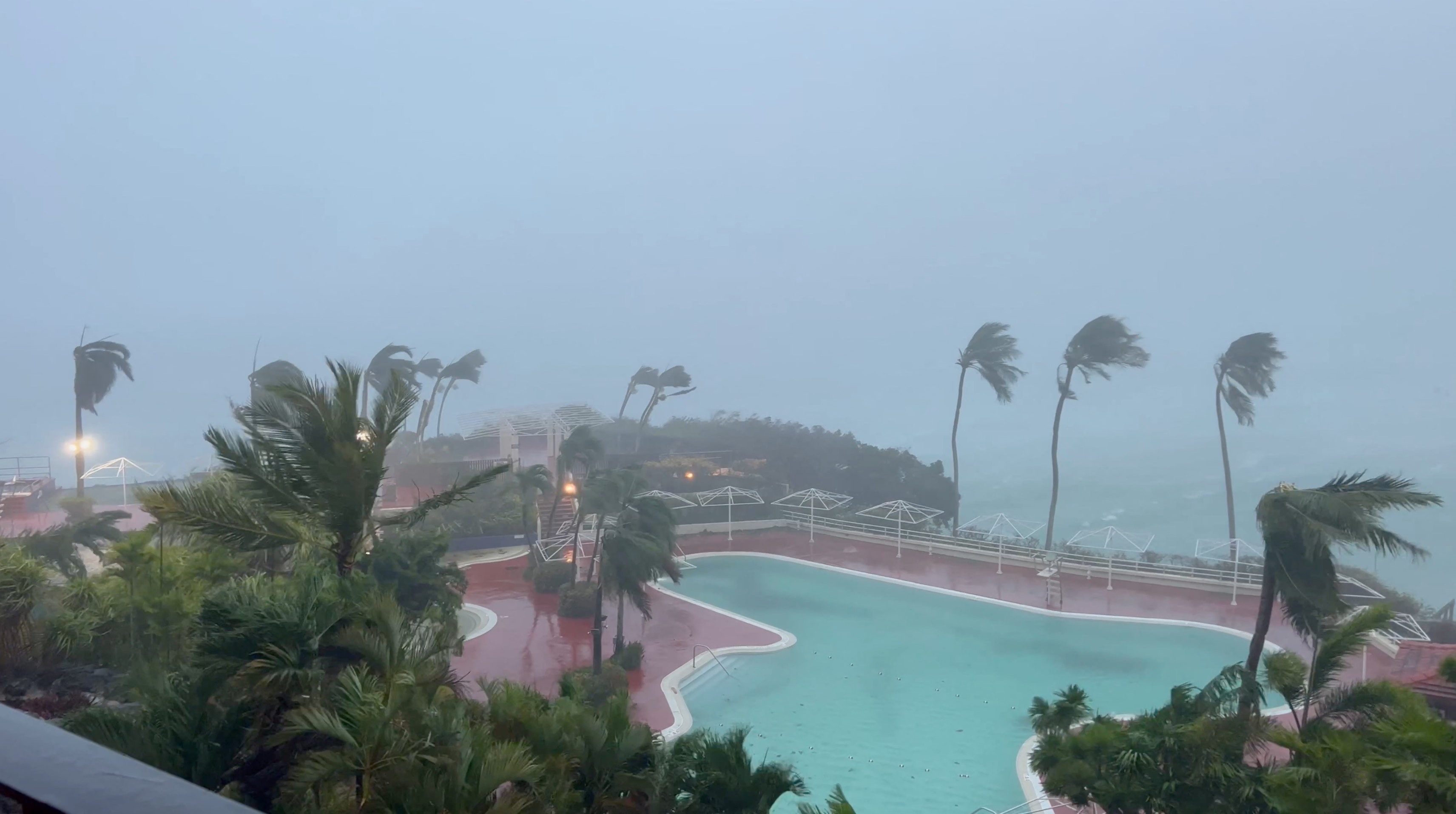 超強颱風「瑪娃」掠過關島 98%用戶供電中斷