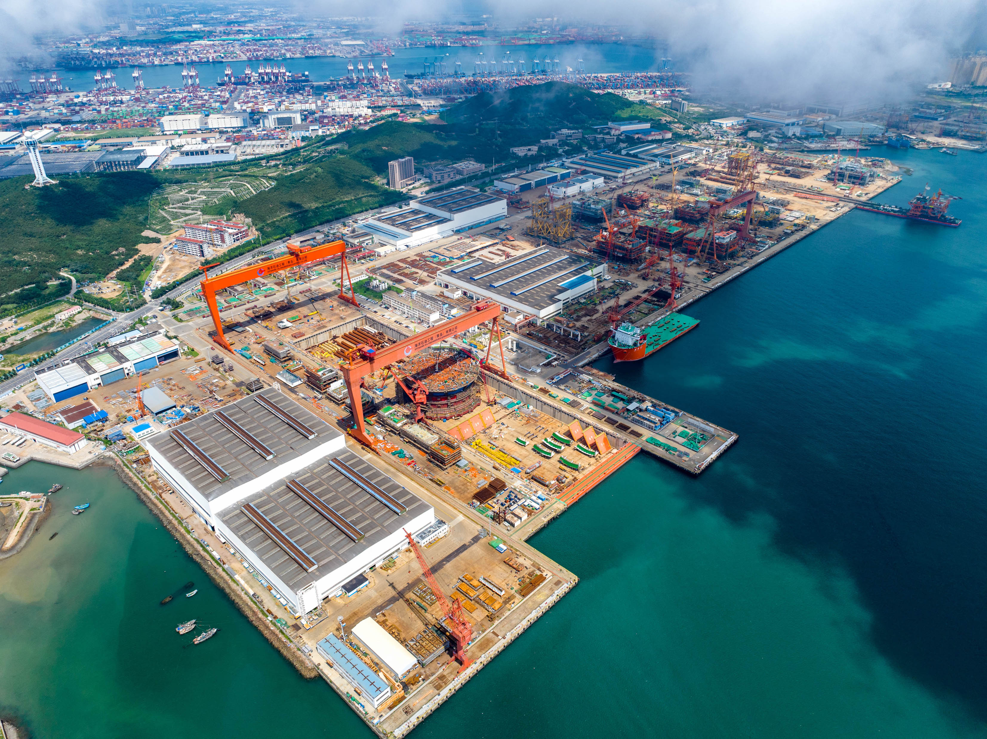 亞洲首艘圓筒型浮式生產儲卸油裝置船體在青島建造完工