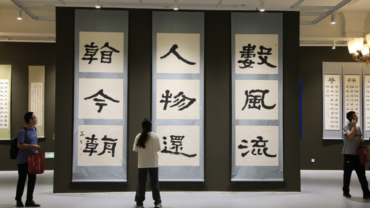 紀念毛澤東誕辰130周年 佟鑄父子書法展在遼寧美術館開幕