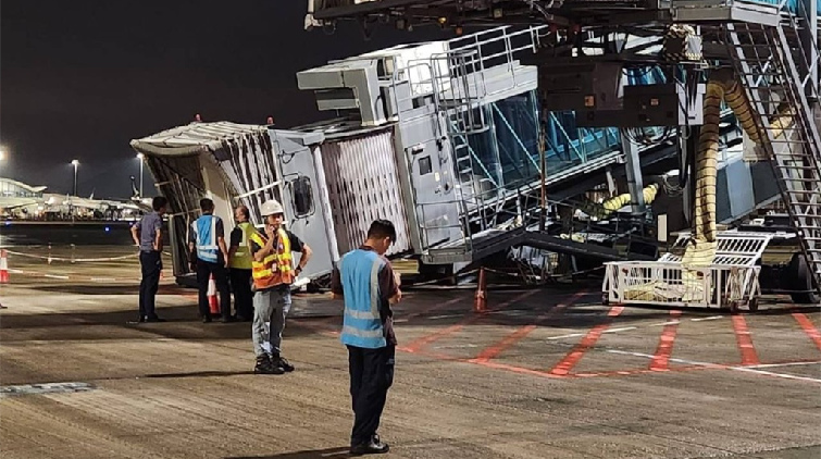 香港機場有乘客登機橋倒塌 無人受傷 事故原因正在調查中