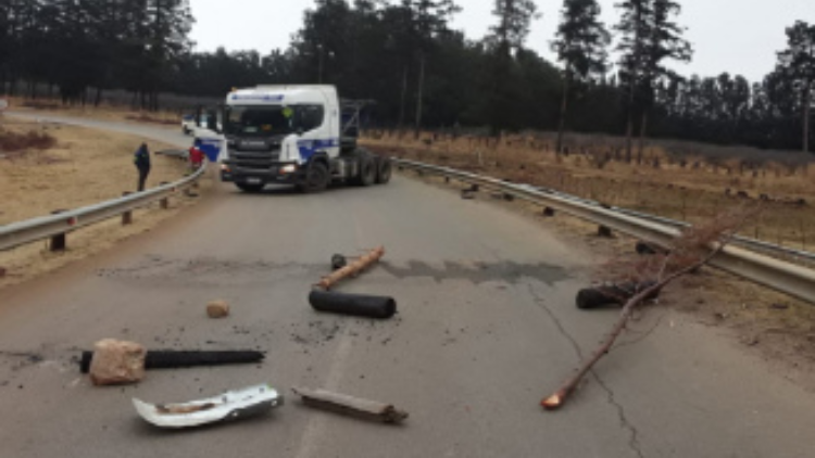 ​南非北部一大巴與貨車相撞 至少20名礦工遇難