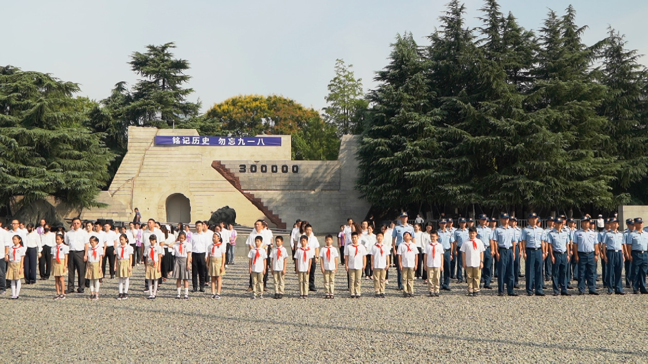 有片|侵華日軍南京大屠殺遇難同胞紀念館舉行升國旗撞響和平大鐘儀式