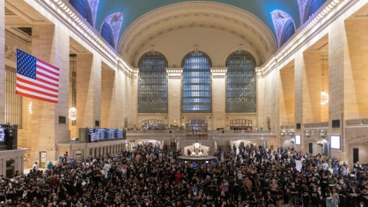 紐約爆發大規模反戰遊行 大中央車站一度關閉