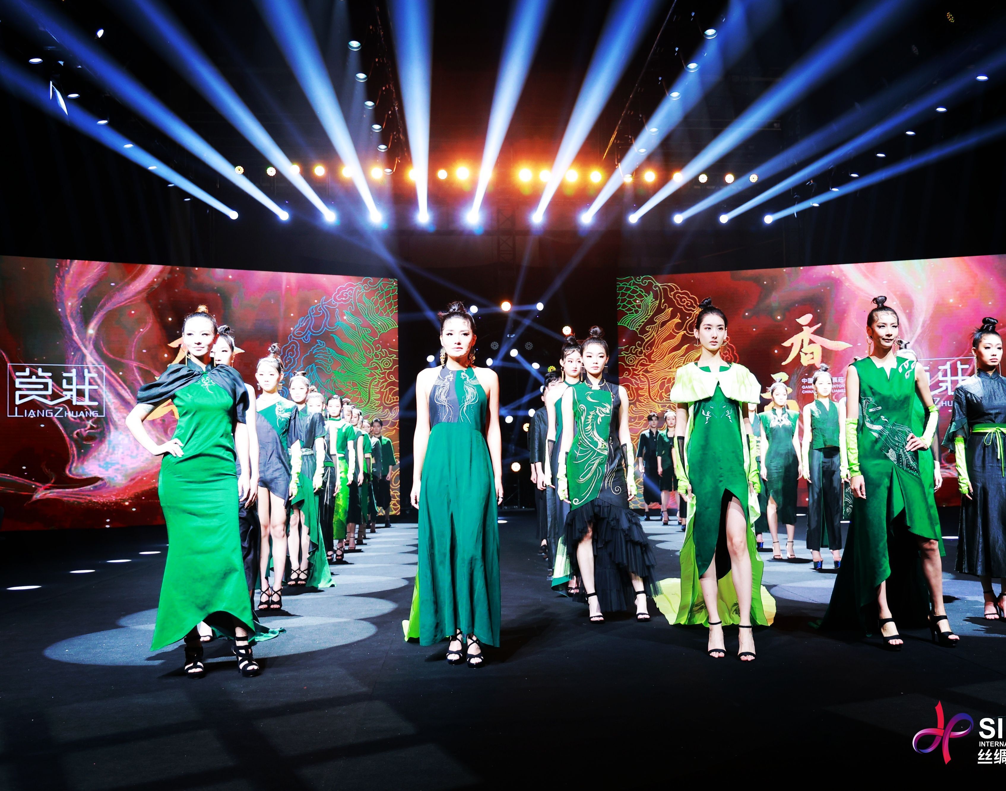 獻禮「一帶一路」十周年 順德莨莊香雲紗閃耀2023絲綢之路國際時裝周
