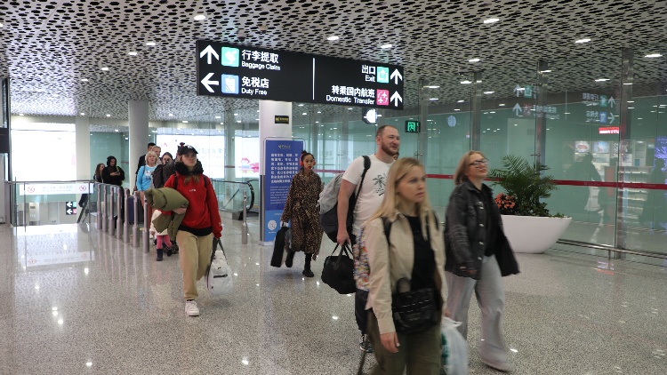 深圳機場迎來首批過境免檢旅客