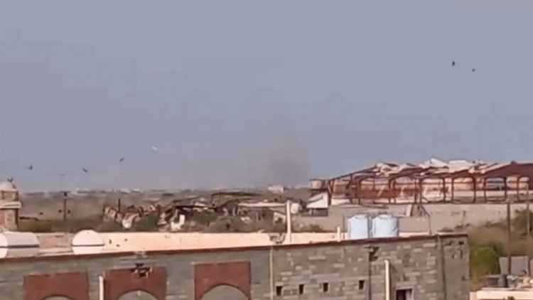 美英對也門荷台達省多地發動空襲