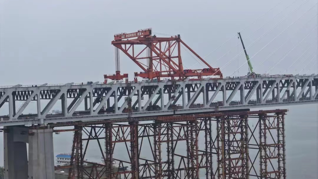 世界在建最大跨度公鐵兩用斜拉橋邊跨鋼樑合龍