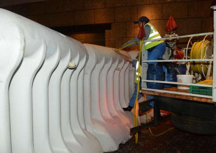 警布大型水马阵封锁港湾道