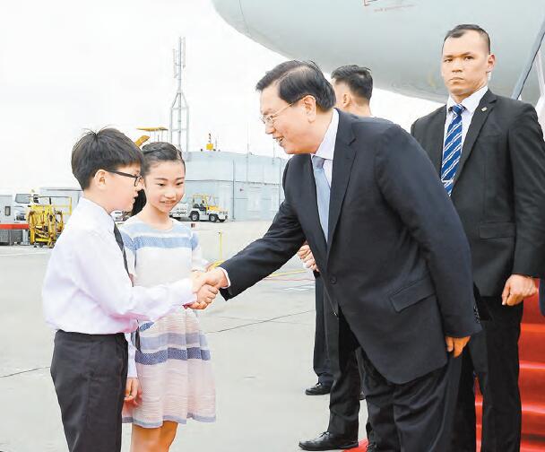 张德江与献花小童亲切交谈