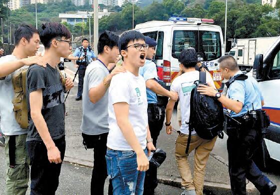 香港眾志5人沖東隧口被拘 