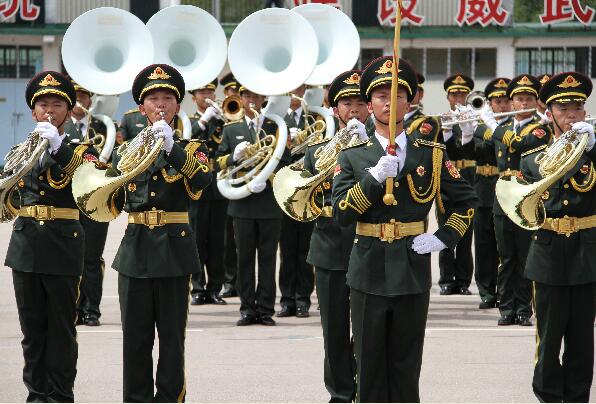 市民参观军营赞表演精采