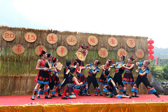 壮、瑶青年男女为游客和村民们献上丰收舞。