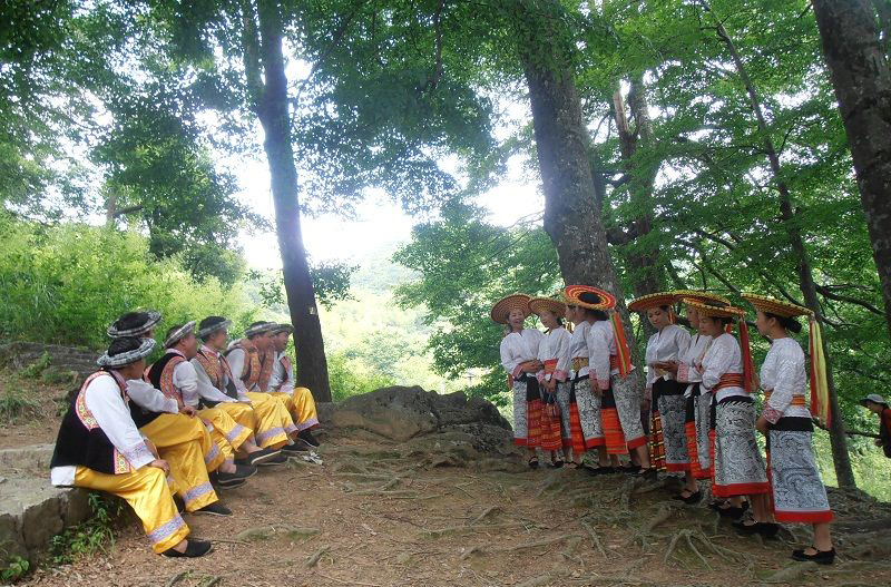 瑶族年轻男女在花瑶古寨著名的对歌林里对歌。.jpg