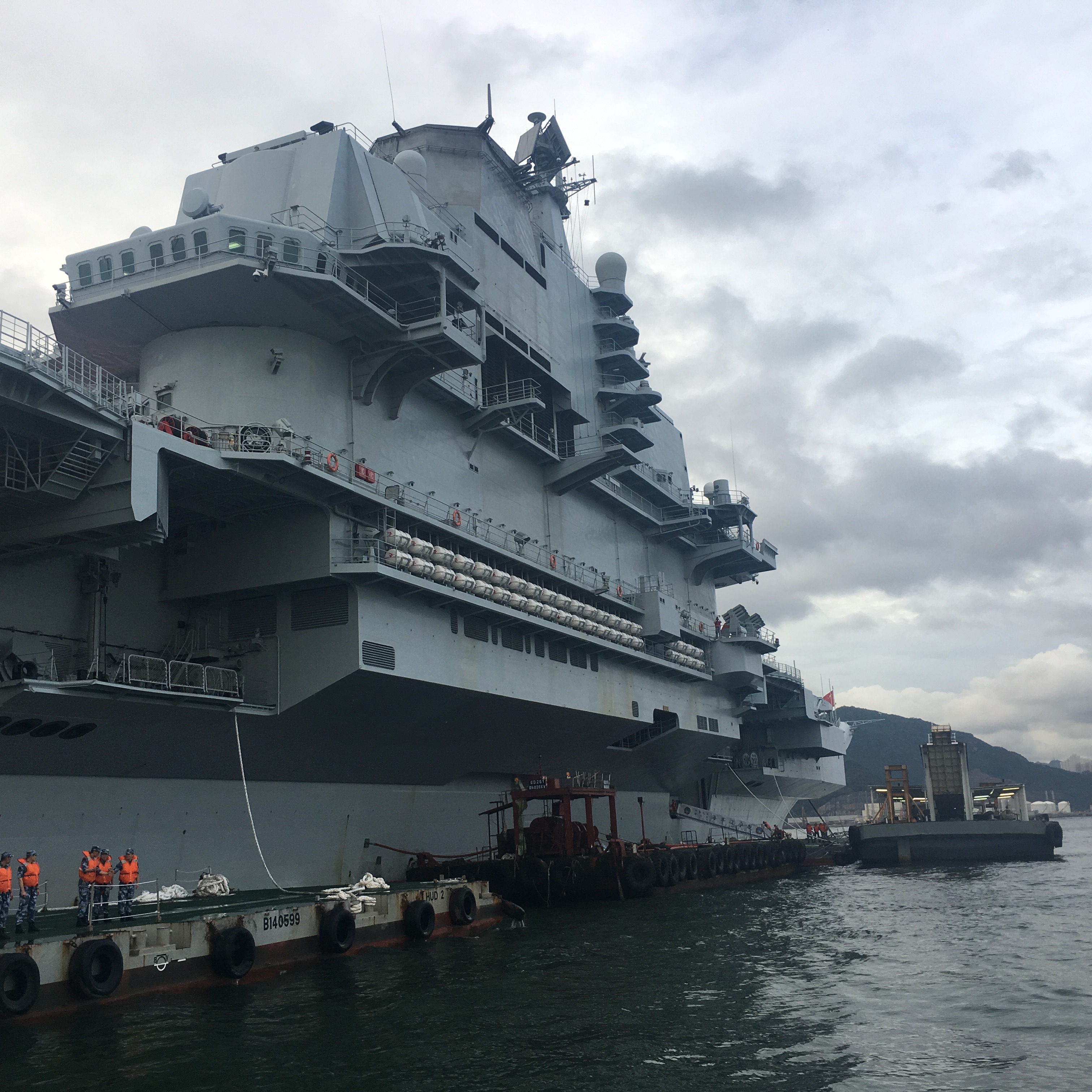 【辽宁号来港】史上首度航母甲板招待会此刻盛