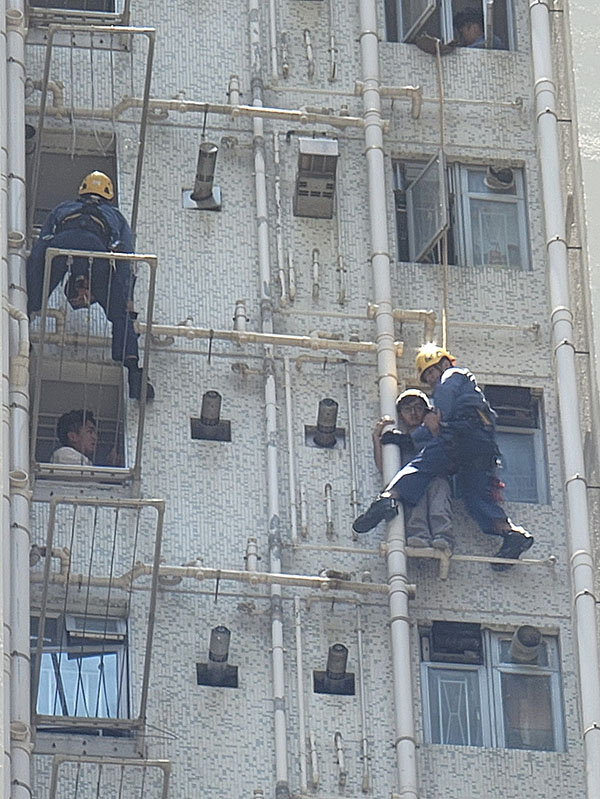 一少年爬24樓外牆企圖輕生 消防「飛將軍」將其救下