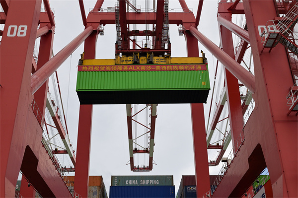 2：ALX美西航線順利掛靠廣州南沙港，“海領匹諾曹”輪正在卸載集裝箱.jpg