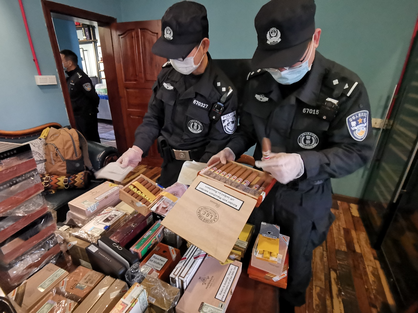 2、2021年1月，湛江海關緝私局查獲一起雪茄煙走私案。（王子良攝影）.jpg