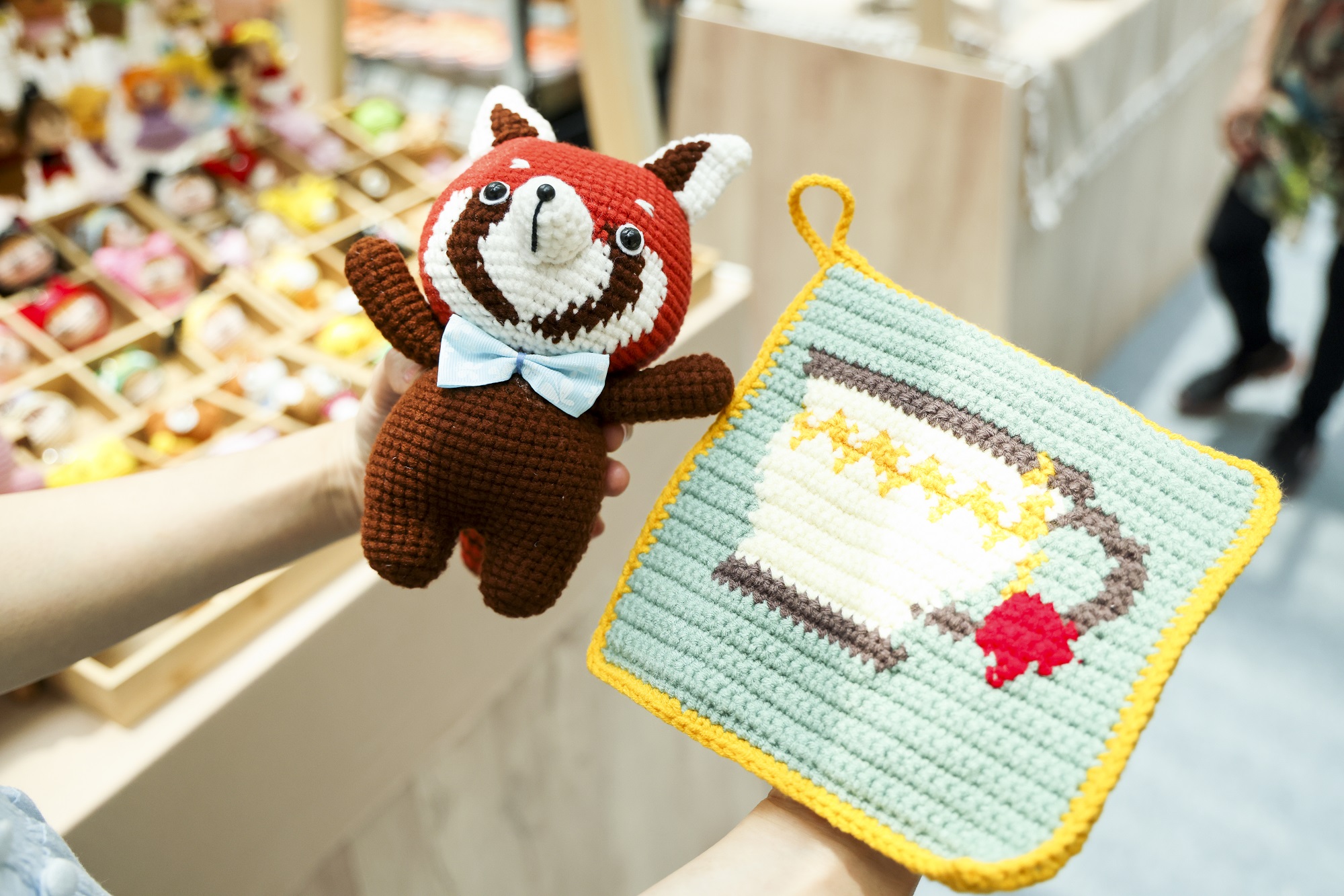 Chestnut Corner主打自家設計的手織物，特意於市集帶來手織茶壺套裝.jpg