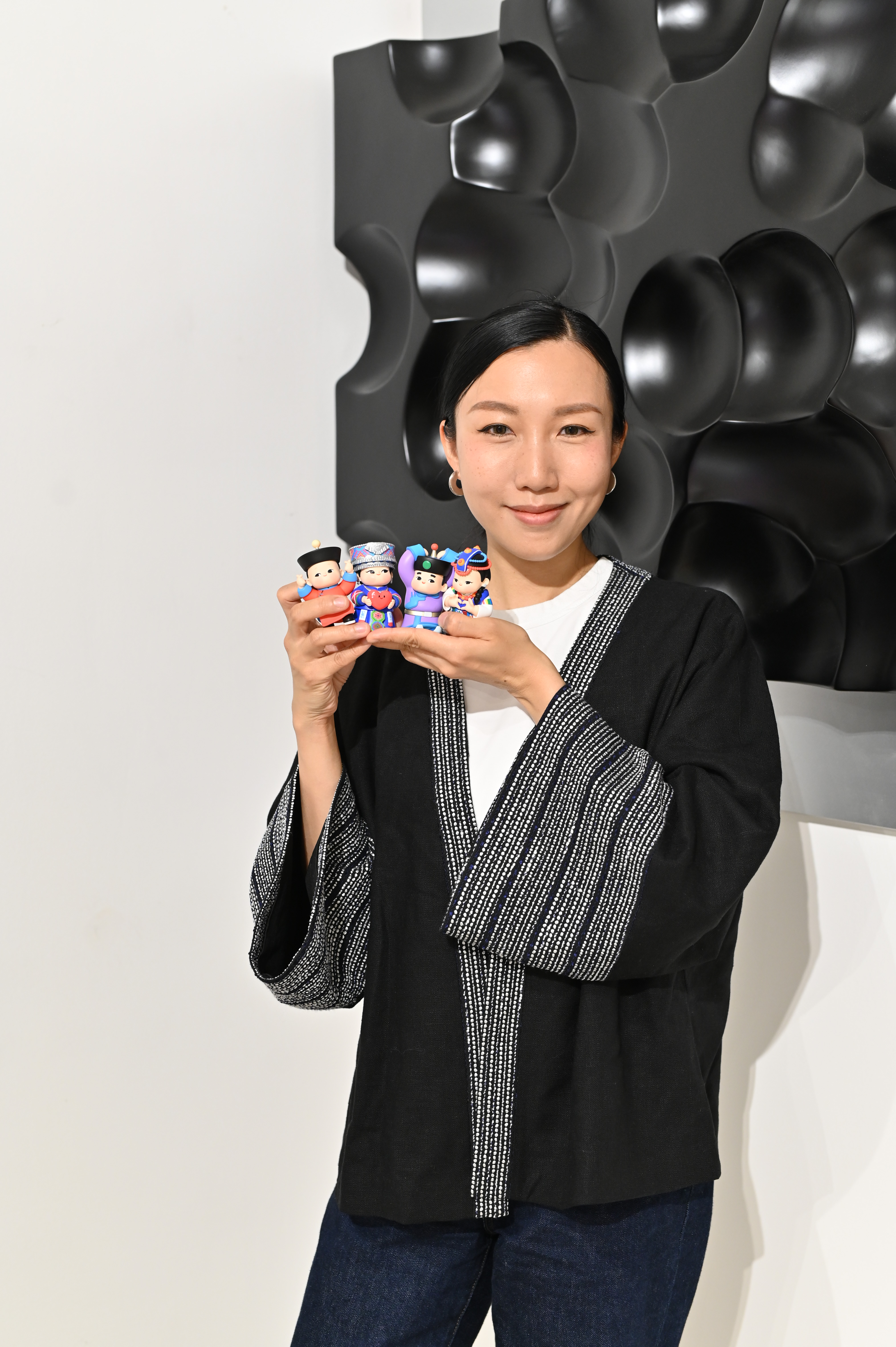 图说2:邓卓越手捧民族娃娃®公仔 (受访人供图).JPG