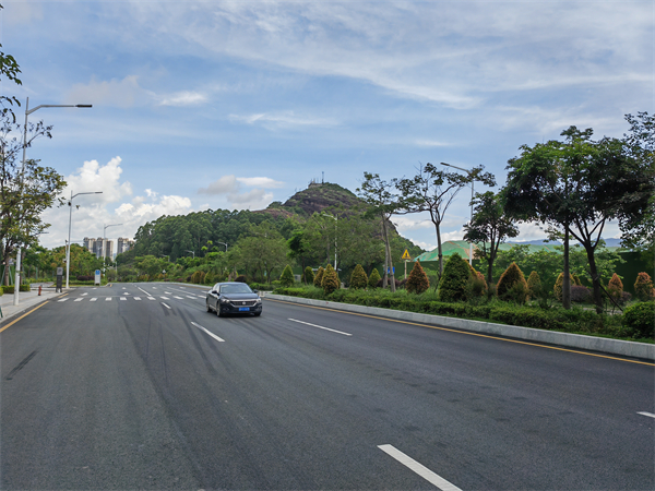 2、大亚湾进港路路面整治并加铺沥青后,道路颜值更高了.jpg