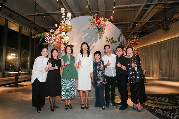图片二：主礼嘉宾合影.jpg