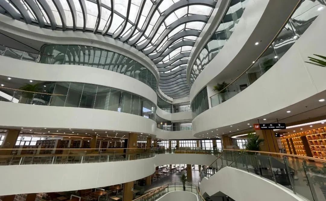 2.安徽巢湖：圖書館裏「充電」忙 樂享暑假好時光.png