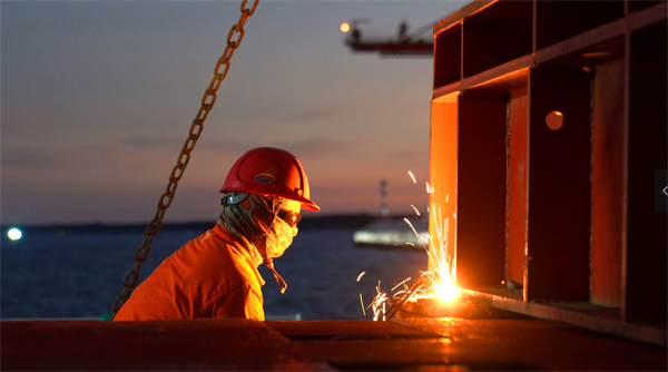 图2 晚上工人熔焊工作.jpg