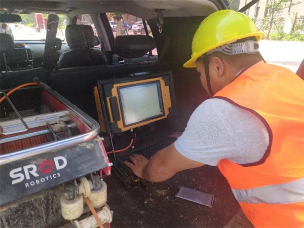 圖二 技術人員在地面操作平台監測操作.jpg