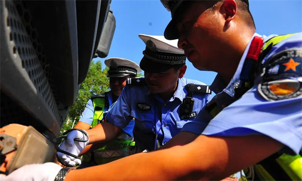 2.安徽巢湖公安：向熱而行 用責任與擔當送出「藍色清涼」.jpg