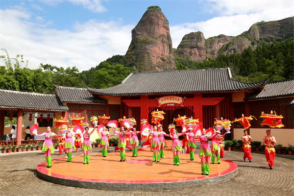 图3：石城县琴江镇大畲村国家5A级乡村旅点，演员进行客家特色的灯彩表演.jpg