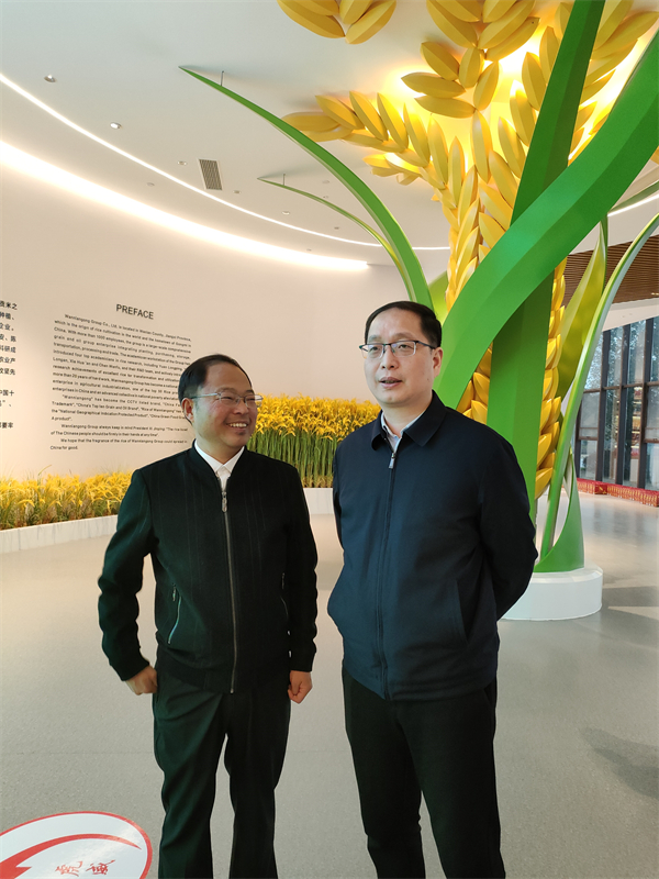 图4:万年县县长谢军在万年贡集团调研.jpg